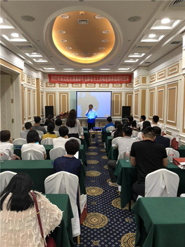 王成桓副会长应朝阳鸿鹄教育邀请做《周易智慧导航人生》讲座