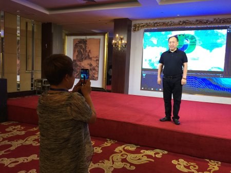 王炳中会长率队出席国际易医养生高峰论坛