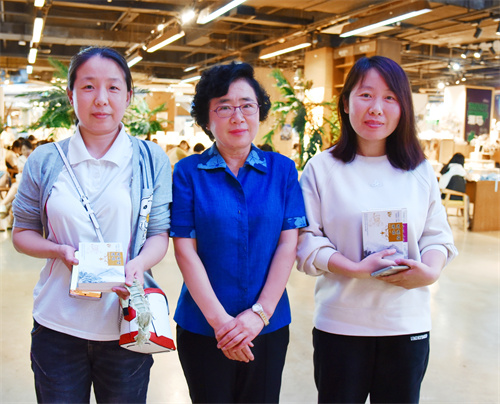 张艳老师与获奖者合影