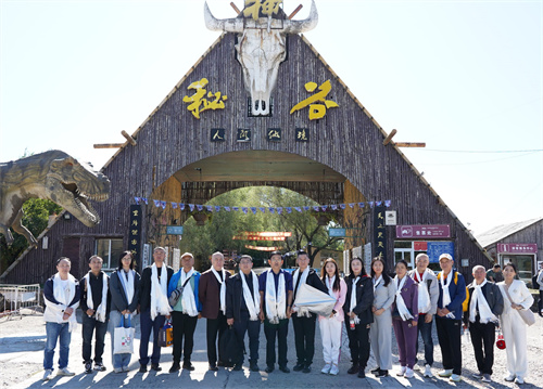 金队大门前合影