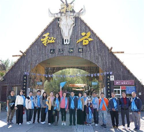 水队大门前合影